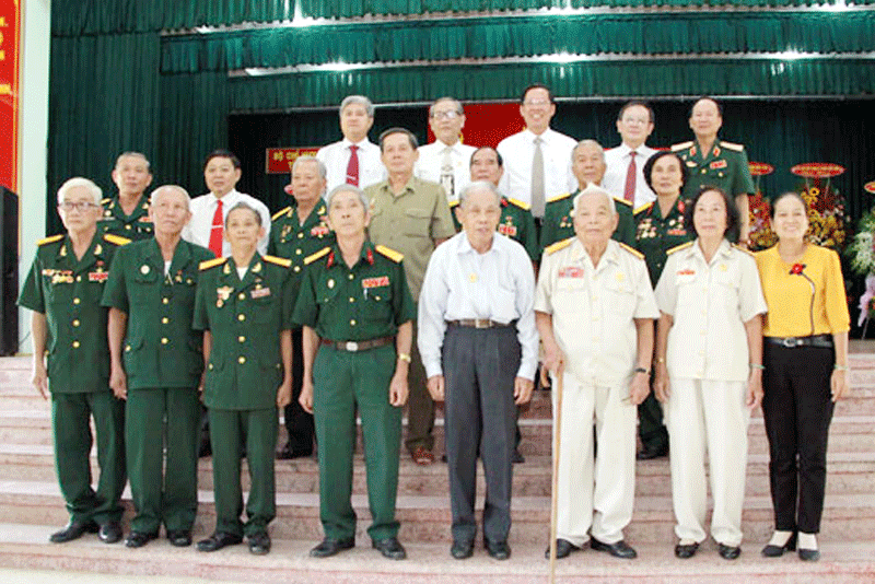 Lãnh đạo Tỉnh ủy, HĐND, UBND tỉnh chụp ảnh lưu niệm với các anh hùng lực lượng vũ trang nhân dân, anh hùng lao động và lãnh đạo Hội Cựu chiến binh tỉnh qua các thời kỳ.