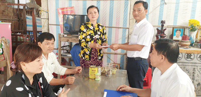 Đại diện Ban ATGT tỉnh tặng quà cho gia đình nạn  nhân bị TNGT ở xã Thạnh Phong