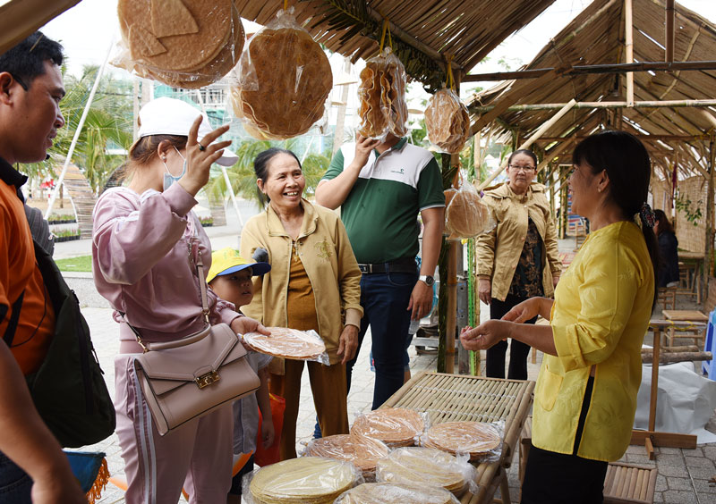 “Check in” phố đi bộ Lễ hội Dừa Du khách tham quan gian hàng trình diễn làng nghề bánh tráng, bánh phồng.