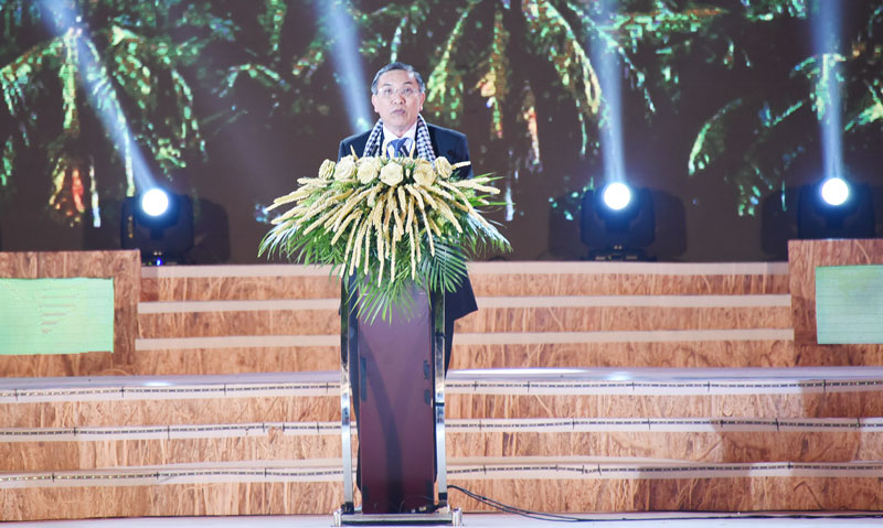 Chủ tịch UBND tỉnh Cao Văn Trọng phát biểu khai mạc lễ hội Dừa lần V năm 2019. Ảnh: Thanh Đồng