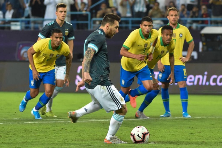 Messi đã ghi bàn từ chấm phạt đền giúp Argentina thắng Brazil