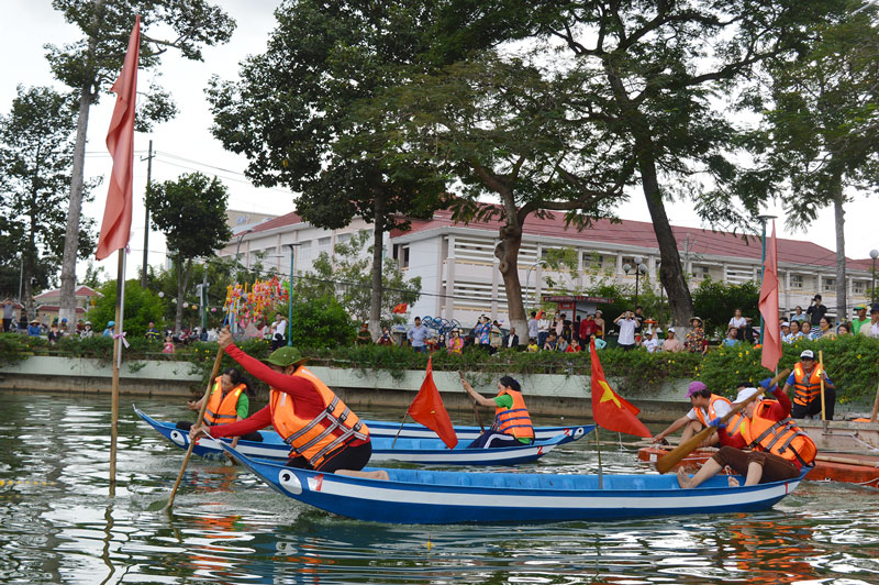 Hoạt động văn hóa, thể thao phục vụ cộng đồng Các đội đua xuồng đang tranh tài. Ảnh: A. Nguyệt