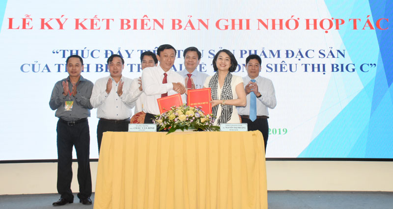 Ký kết biên bản ghi nhớ hợp tác giữa Sở Công Thương và Tập đoàn Central Retail Việt Nam. Ảnh: C. Trúc