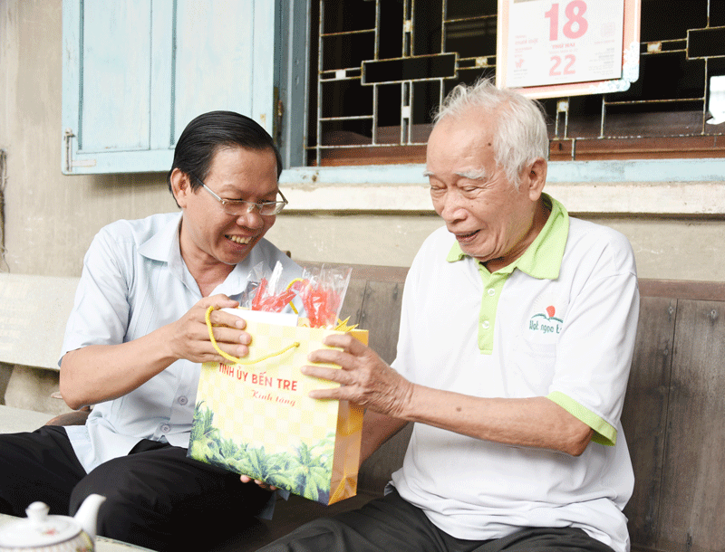Bí thư Tỉnh ủy Phan Văn Mãi thăm hỏi ông Lê Chí Nhân - nguyên Trưởng ty Giáo dục.