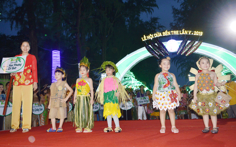 Liên hoan trình diễn thời trang bằng chất liệu dừa Các bé thiếu nhi tham gia trình diễn thời trang dừa tại Lễ hội dừa 2019