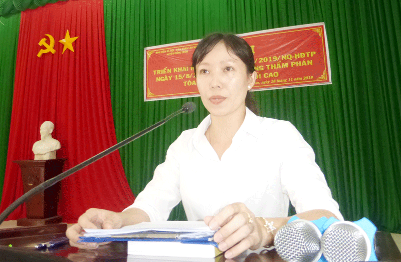 Bà Phạm Thị Thu Trang - Thẩm phán Tòa án nhân dân huyện Giồng Trôm triển khai Nghị quyết số 05