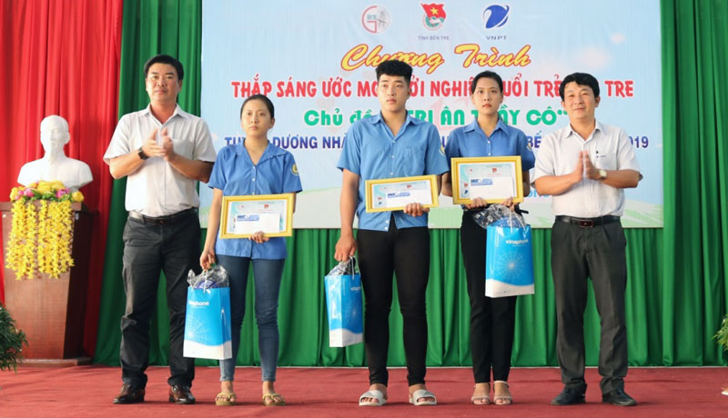 Trao học bổng “Thắp sáng ước mơ” cho sinh viên vượt khó học tốt Trường Cao đẳng Đồng Khởi.