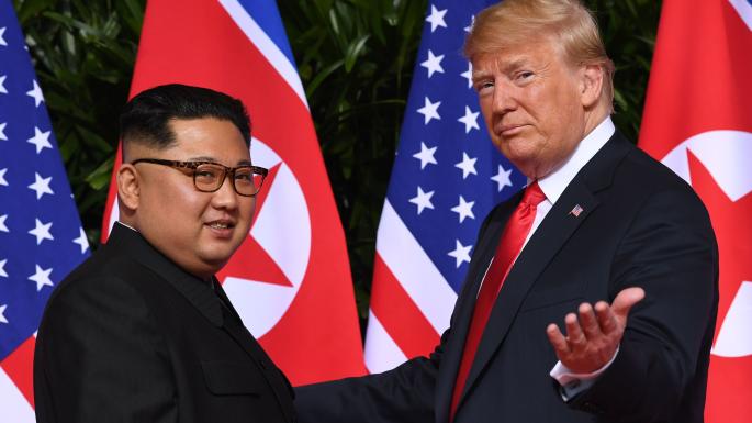 Tổng thống Mỹ Donald Trump (phải) và Chủ tịch Triều Tiên Kim Jong-un tại cuộc gặp đầu tiên ở Singapore tháng 6-2018. Ảnh: CNN