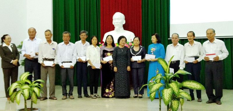 Hơn 50 thầy cô giáo nghỉ hưu được nhận trợ cấp Trao trợ cấp cho thầy cô giáo nghỉ hưu tỉnh Bến Tre