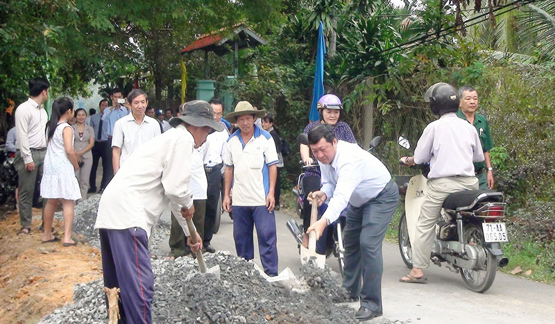 Ông Võ Thanh Hồng - Phó bí thư Thường trực Thành ủy phát động khởi công công trình đường ĐX 05 xã Phú Hưng.