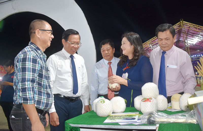 Bí thư Tỉnh ủy Phan Văn Mãi (thứ hai, trái sang) tham quan gian hàng dừa của Công ty TNHH Xuất nhập khẩu trái cây Mekong.