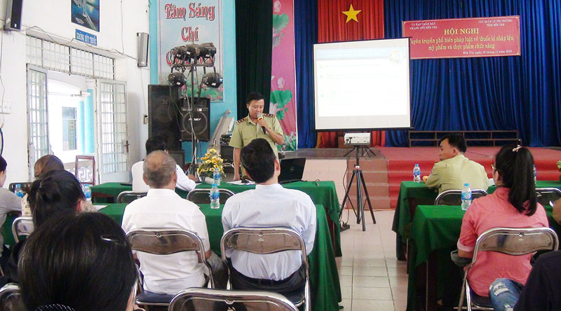 TP. Bến Tre phổ biến các quy định về thuốc lá nhập lậu, mỹ phẩm, thực phẩm chức năng Ông Nguyễn Văn Phúc - Phó cục trưởng, Cục Quản lý thị trường tỉnh Bến Tre phổ biến quy định pháp luật về thuốc lá.