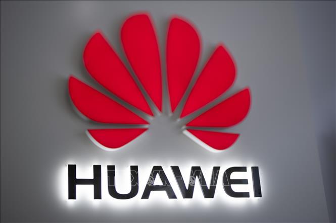 Biểu tượng Huawei tại một cửa hàng ở Bắc Kinh, Trung Quốc. Ảnh: AFP/TTXVN