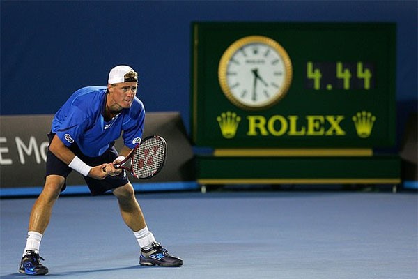 Lleyton Hewitt trong trận đấu lịch sử với Marcos Banghdatis ở Australian Open 2008
