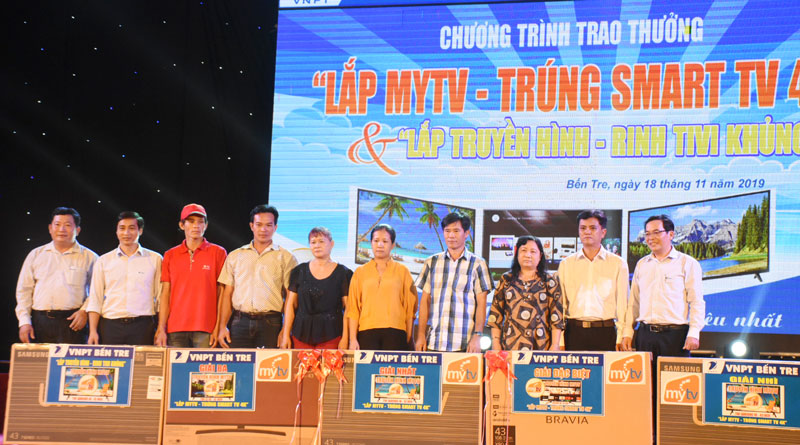 Trao thưởng cho khách hàng trúng thưởng chương trình.