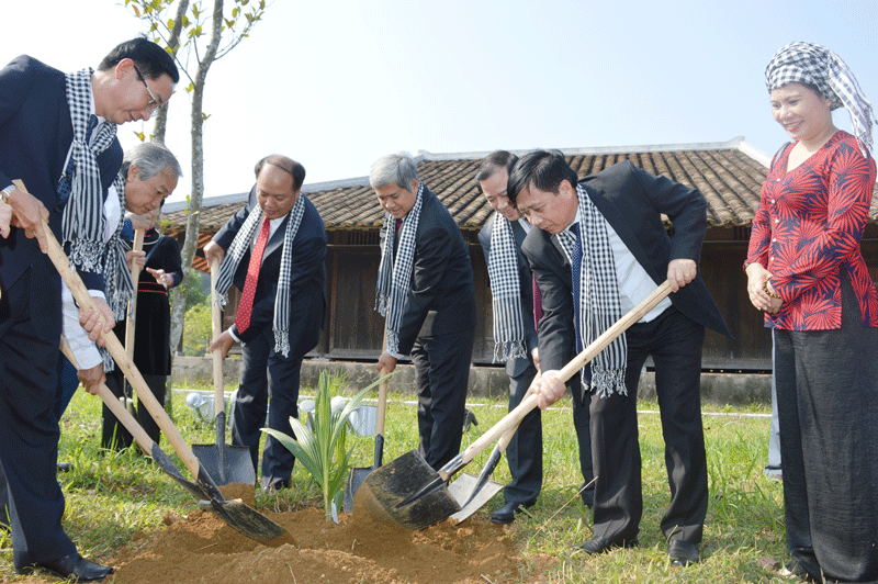 Lãnh đạo tỉnh Bến Tre và trung ương tiến hành trồng dừa lưu niệm tại Làng