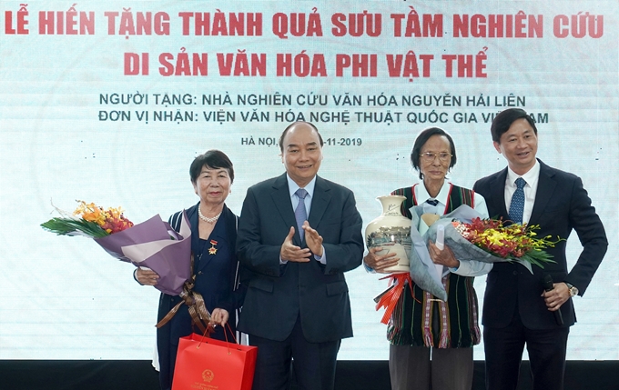 Thủ tướng Nguyễn Xuân Phúc và nhà nghiên cứu văn hóa dân gian Nguyễn Hải Liên.