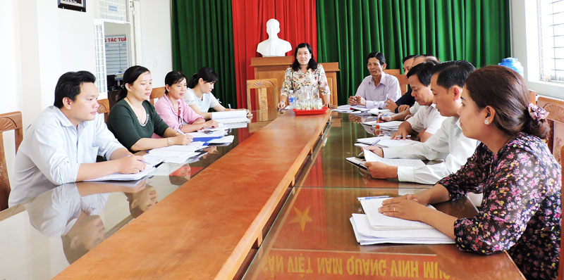 Đổi mới, nâng cao chất lượng sinh hoạt chi bộ Đảng ủy xã Châu Hòa (Giồng Trôm) họp đảng ủy viên phụ trách chi bộ ấp.