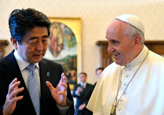 Thủ tướng Nhật Bản Abe Shinzo (trái) và Giáo hoàng Francis (phải). Ảnh: Reuters