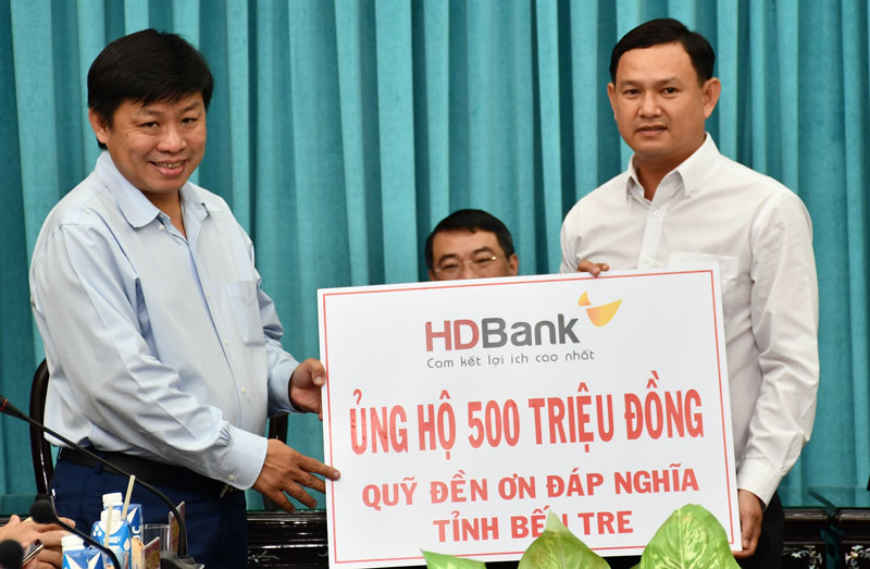 Đại diện lãnh đạo HDBank trao tiền ủng hộ Quỹ đền ơn đáp nghĩa Bến Tre.