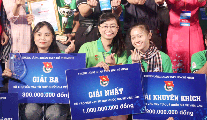 Nguyễn Thị Ngọc Như (bên trái) đạt giải 3 được tiếp cận vốn vay từ Quỹ quốc gia về việc làm.