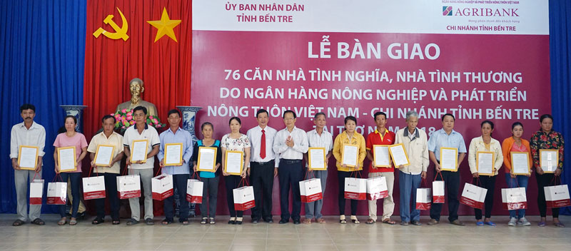 Bàn giao nhà tình nghĩa, tình thương do Ngân hàng Agribank tài trợ. Ảnh: Q. Hùng