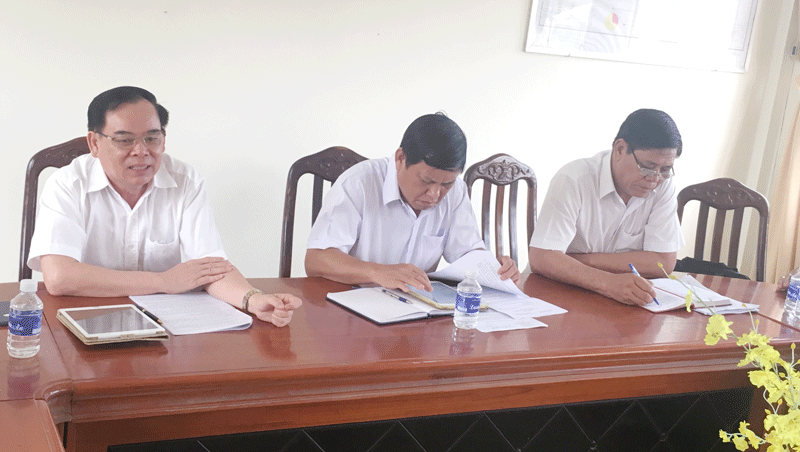 Phó bí thư Thường trực Tỉnh ủy Trần Ngọc Tam (ngoài cùng bên trái) phát biểu thảo luận tại kỳ họp.