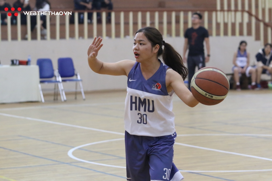 Khổng Thị Chiến thực hiện 3 cú ném xa thành công đưa HMU vào Bán kết