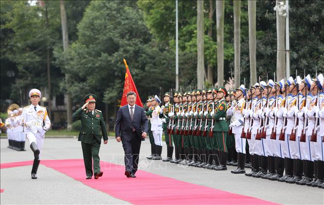 Bộ trưởng Quốc phòng Ngô Xuân Lịch và Bộ trưởng Quốc phòng Mông Cổ Nyamaa EnKhbold duyệt đội danh dự Quân đội nhân dân Việt Nam. Ảnh: Dương Giang/TTXVN