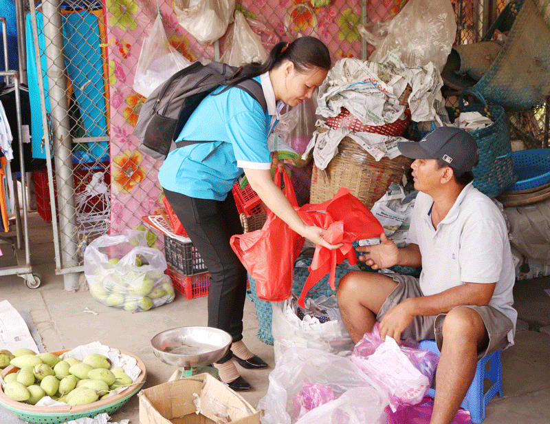 Thành viên Hội Liên hiệp Phụ nữ huyện vận động tiểu thuong sử dụng túi ni-lông tự hủy thân thiện với môi trường