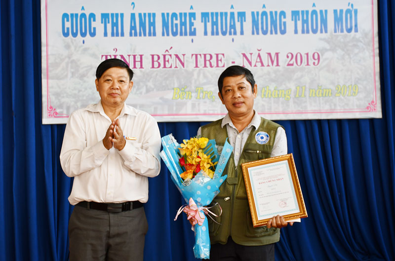 Phó trưởng Ban Tuyên giáo Tỉnh ủy Nguyễn Hữu Thọ trao giải nhất cuộc thi.