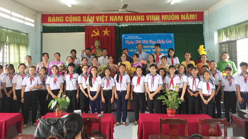 Cô thầy Trường THCS Vĩnh Thành trong ngày hội Nép đẹp thầy cô.