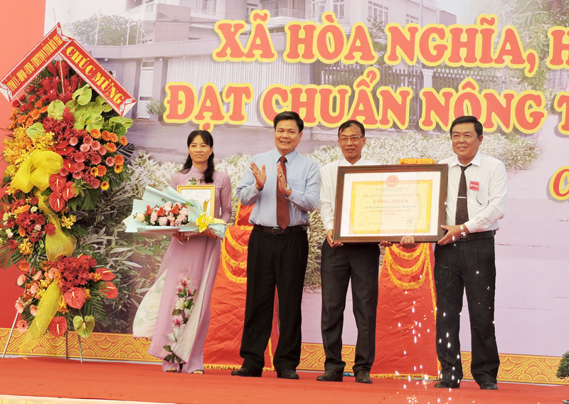Phó chủ tịch UBND tỉnh Nguyễn Hữu Lập trao bằng công nhận xã NTM cho đại diện lãnh đạo xã Hòa Nghĩa.