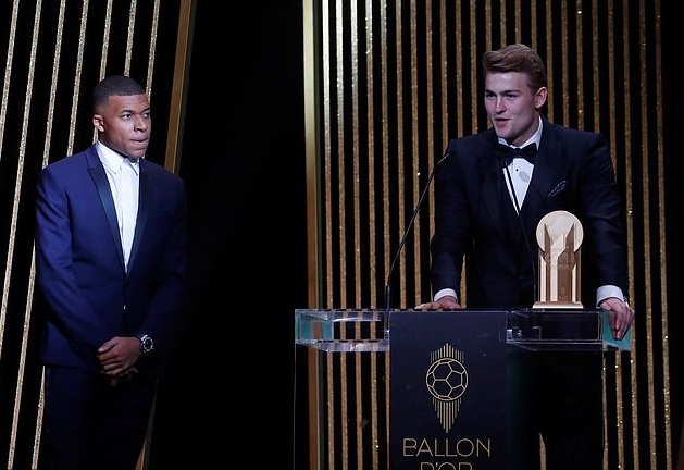 De Ligt nhận giải thưởng Kopa từ cầu thủ chiến thắng năm ngoái là Mbappe