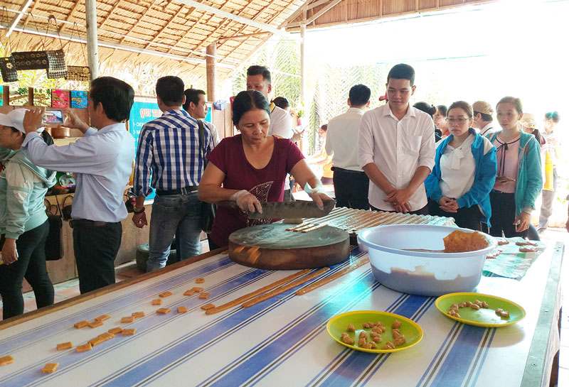 Du khách tham quan tại điểm du lịch xã Nhơn Thạnh, TP. Bến Tre.