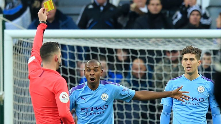 Fernandinho phải đá trung vệ bất đắc dĩ cùng John Stones trong thời gian qua