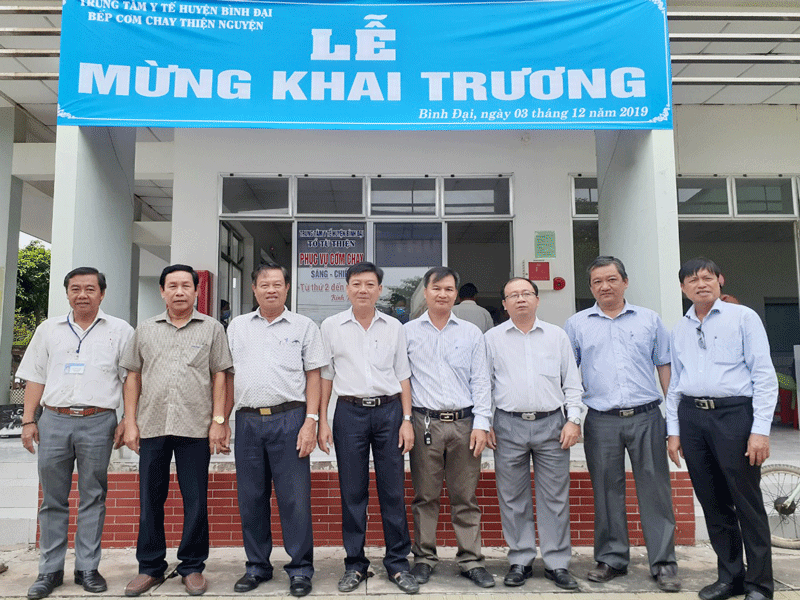 Khai trương bếp cơm chay thiện nguyện tại Bình Đại Các đại biểu chụp hình lưu niệm.