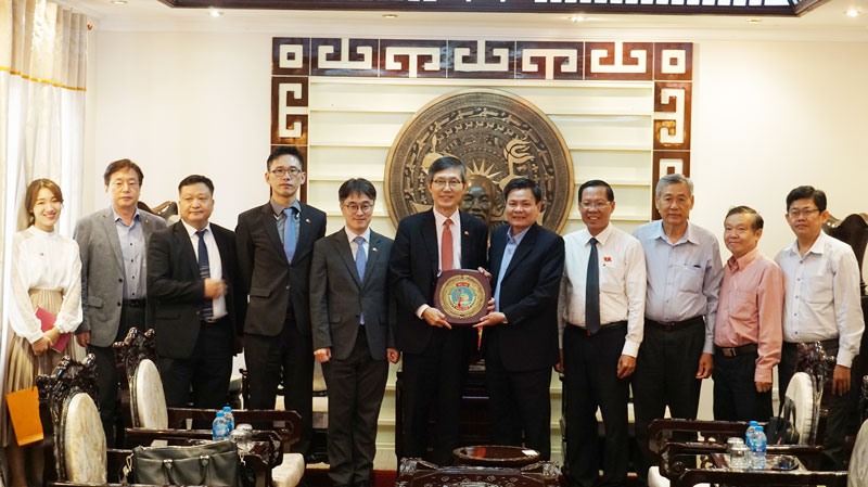 Bí thư Tỉnh ủy Phan Văn Mãi (thứ ba, phải sang) chụp ảnh cùng đoàn của Tổng lãnh sự Hàn Quốc tại TP. Hồ Chí Minh Lim Jae-hoon. 