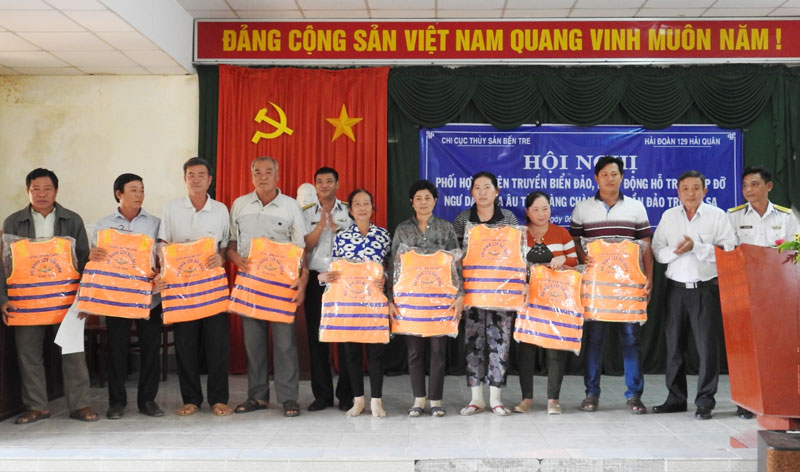 Tuyên truyền, vận động ngư dân khai thác thủy, hải sản an toàn, đúng pháp luật Trao tặng áo phao cho ngư dân.