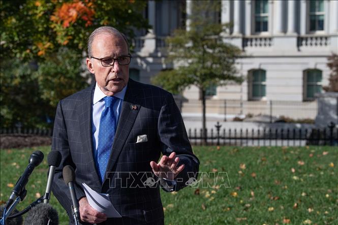 Giám đốc Hội đồng Kinh tế quốc gia của Nhà Trắng Larry Kudlow phát biểu với báo giới tại Washington, DC. Ảnh: AFP/TTXVN