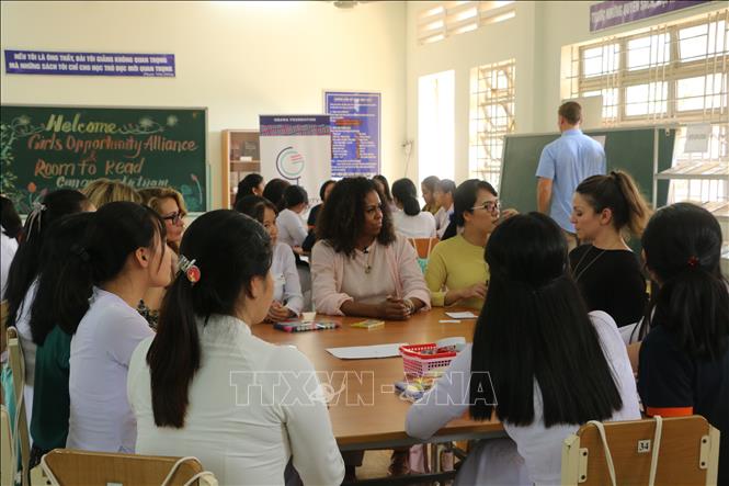 Cựu Đệ nhất Phu nhân Tổng thống Mỹ Michelle Obama gặp gỡ học sinh trường THPT Cần Giuộc. 