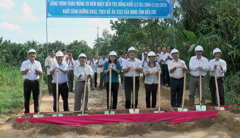 Lễ khởi công đường ĐX02 - công trình chào mừng 60 năm Ngày Bến Tre Đồng khởi.