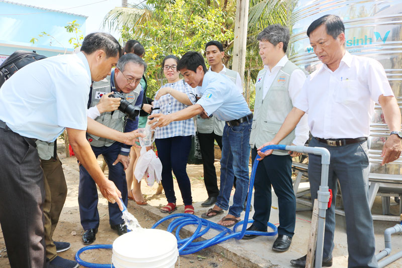 Người dân trữ nước ngọt sẵn sàng ứng phó mùa khô. Ảnh: Phan Hân