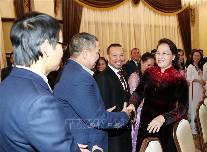 Chủ tịch Quốc hội Nguyễn Thị Kim Ngân với bà con Việt Kiều tại CH Belarus. Ảnh: Trọng Đức/TTXVN