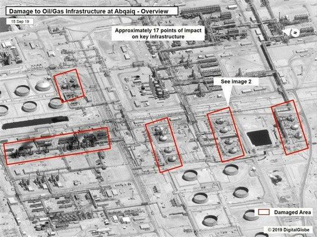 (Ảnh chụp từ vệ tinh): Nhà máy lọc dầu của Saudi Arabia ở Abqaig bị phá hủy sau vụ tấn công bằng máy bay không người lái, ngày 14-9-2019. Ảnh: AFP/TTXVN