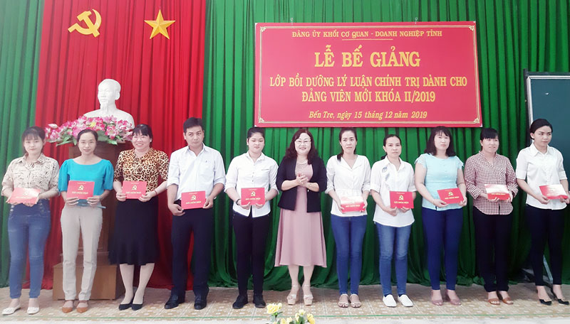 Phó Bí thư Đảng ủy Khối Đỗ Thị Mai trao giấy chứng nhận cho các học viên.