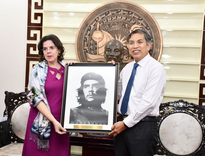 Đại sứ Lianys Torres Rivera tặng quà lưu niệm cho lãnh đạo tỉnh.