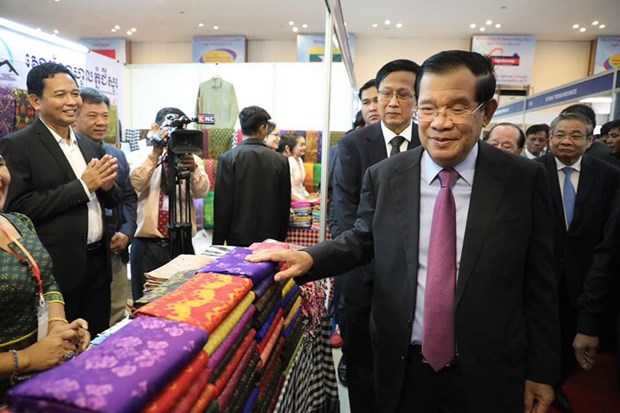 Thủ tướng Campuchia Hun Sen thăm các gian hàng tại chợ biên (Nguồn: FB Samdech Hun Sen)