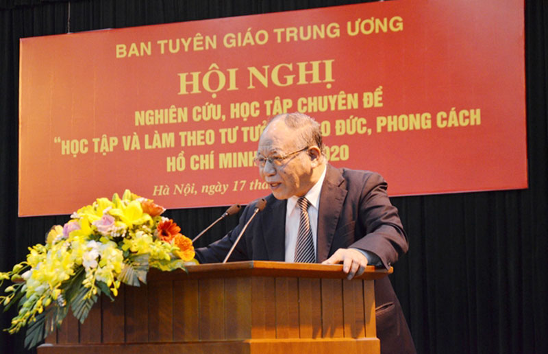 GS.TS Hoàng Chí Bảo báo cáo nội dung Chuyên đề năm 2020. Ảnh: P.V