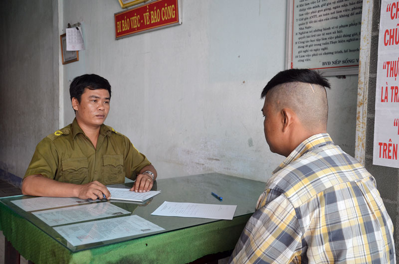 Anh Võ Minh Thắng đang làm việc đối tượng.